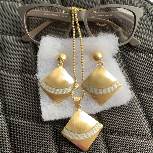 Jewelry - 18 karat gold plated set, necklace & earrings